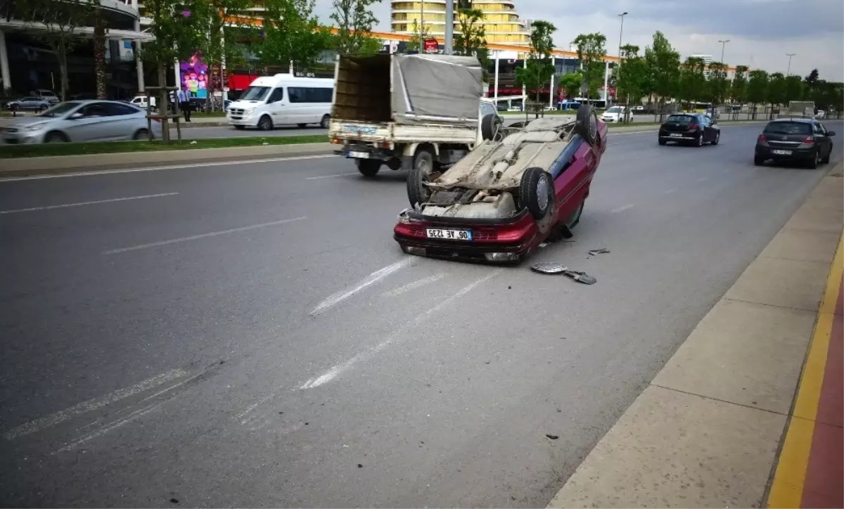 Maltepe\'de Takla Atan Araçtan Burunları Bile Kanamadan Çıktılar