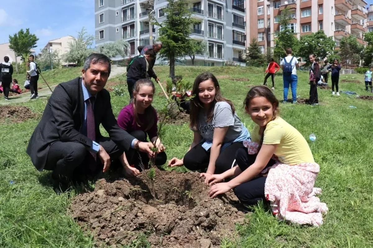 Minik Öğrenciler Polislerle Fidan Dikti, Uçurtma Uçurdu