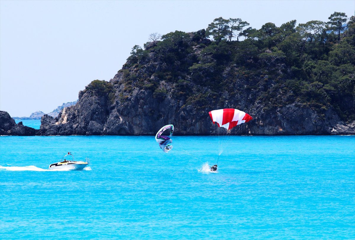 Muğla\'da Yamaç Paraşütü Pilotu Denize İndi