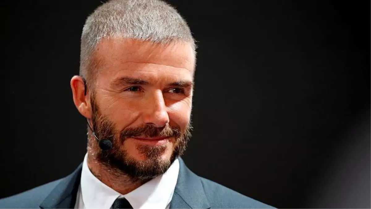 Otomobil Kullanırken Cep Telefonuyla Konuşan David Beckham\'ın Ehliyetine 6 Aylığına El Konuldu