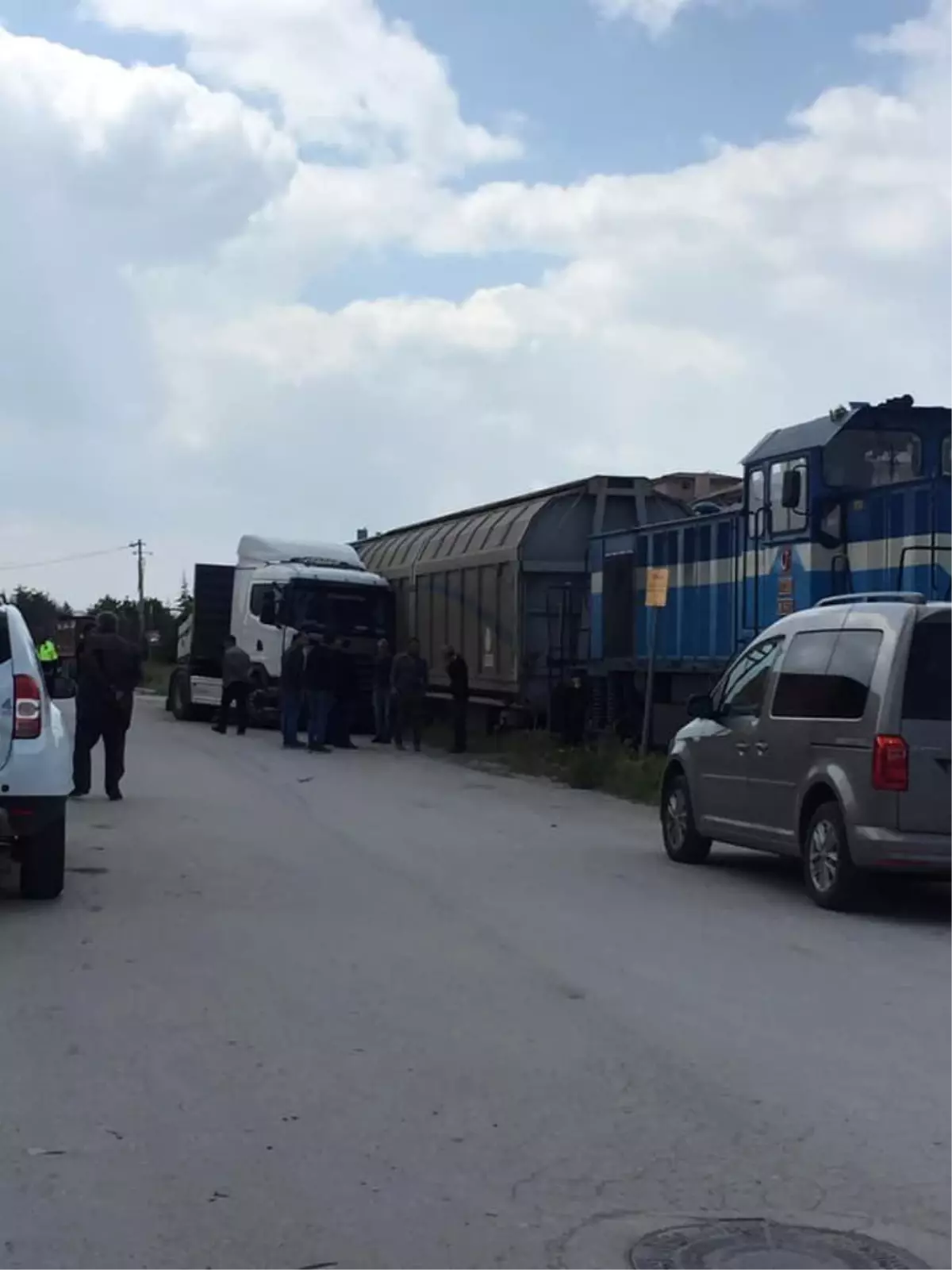 Park Halindeki Tıra Tren Çarptı