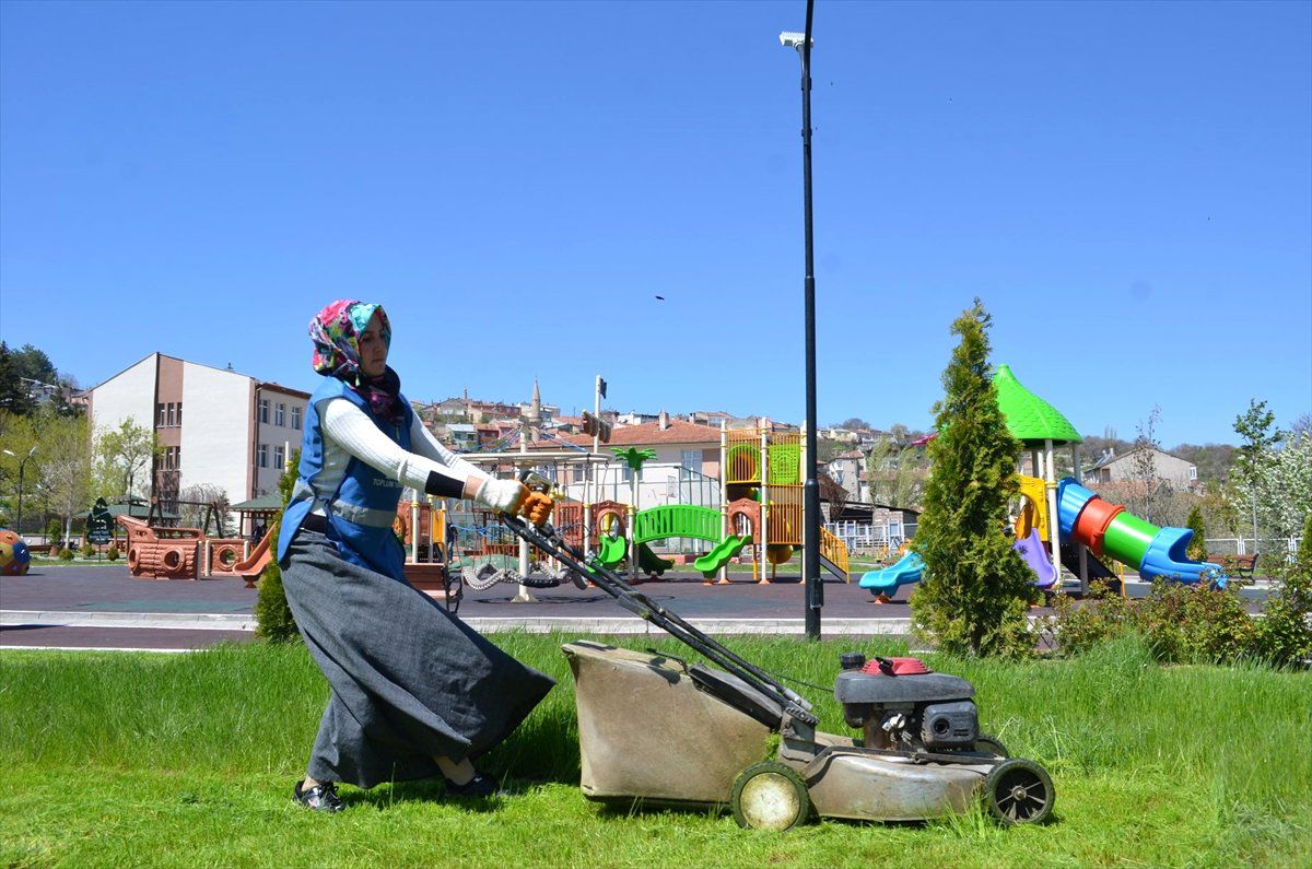 Park ve Bahçelere Kadın Eli Değdi