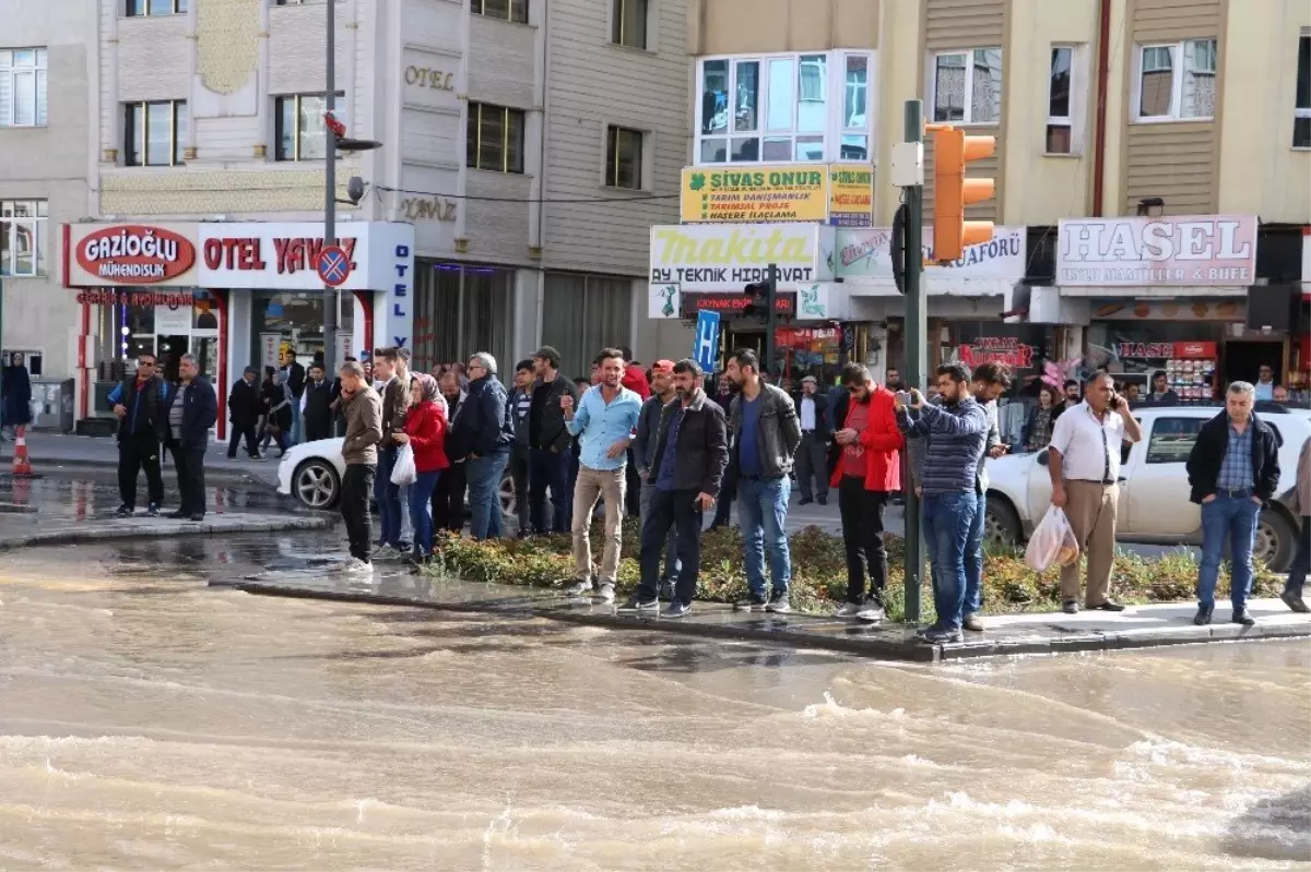 Patlayan Su Borusu Caddeyi Göle Geçirdi