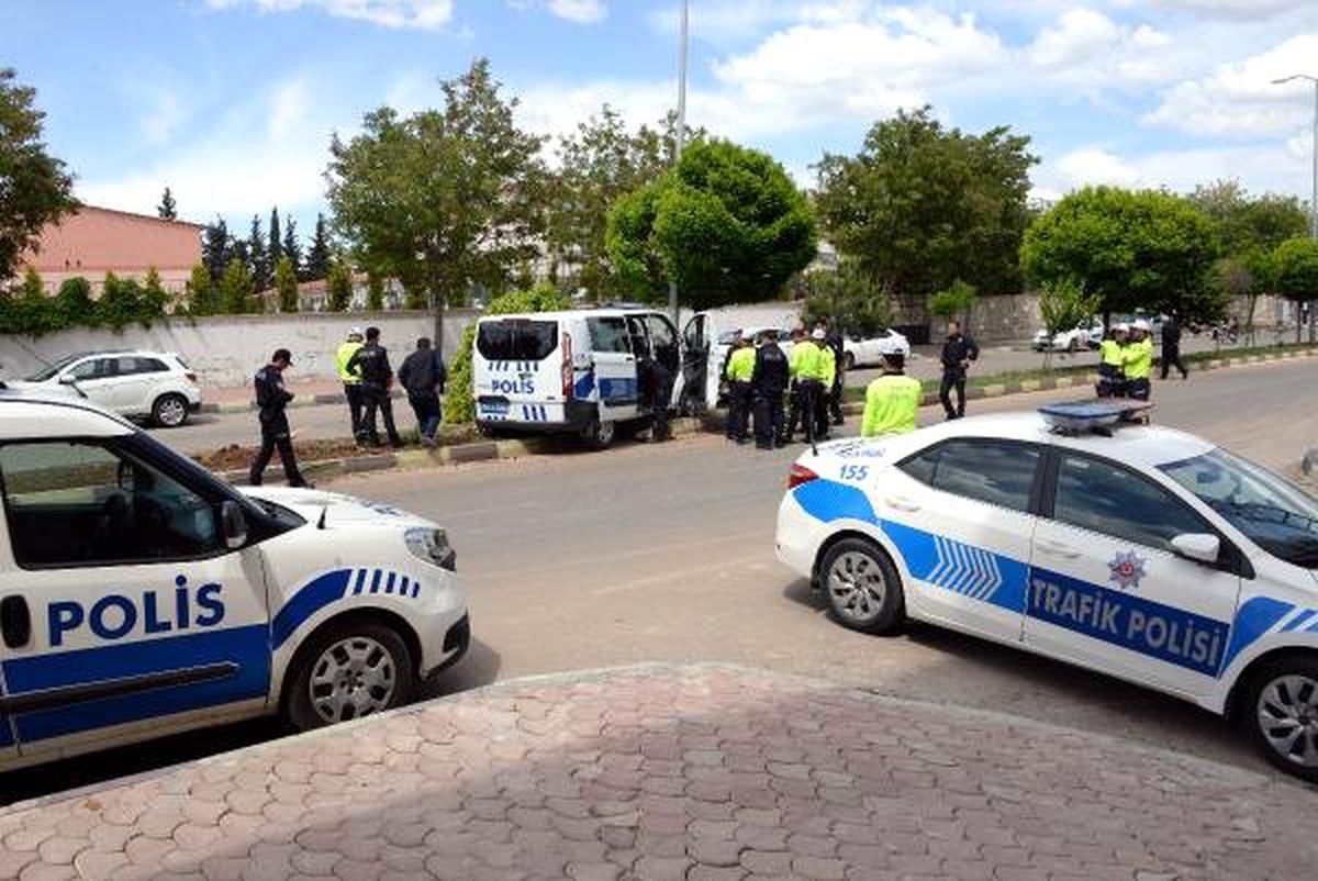 Polis Minibüsü Önce Ağacı Sonra Direğe Çartı