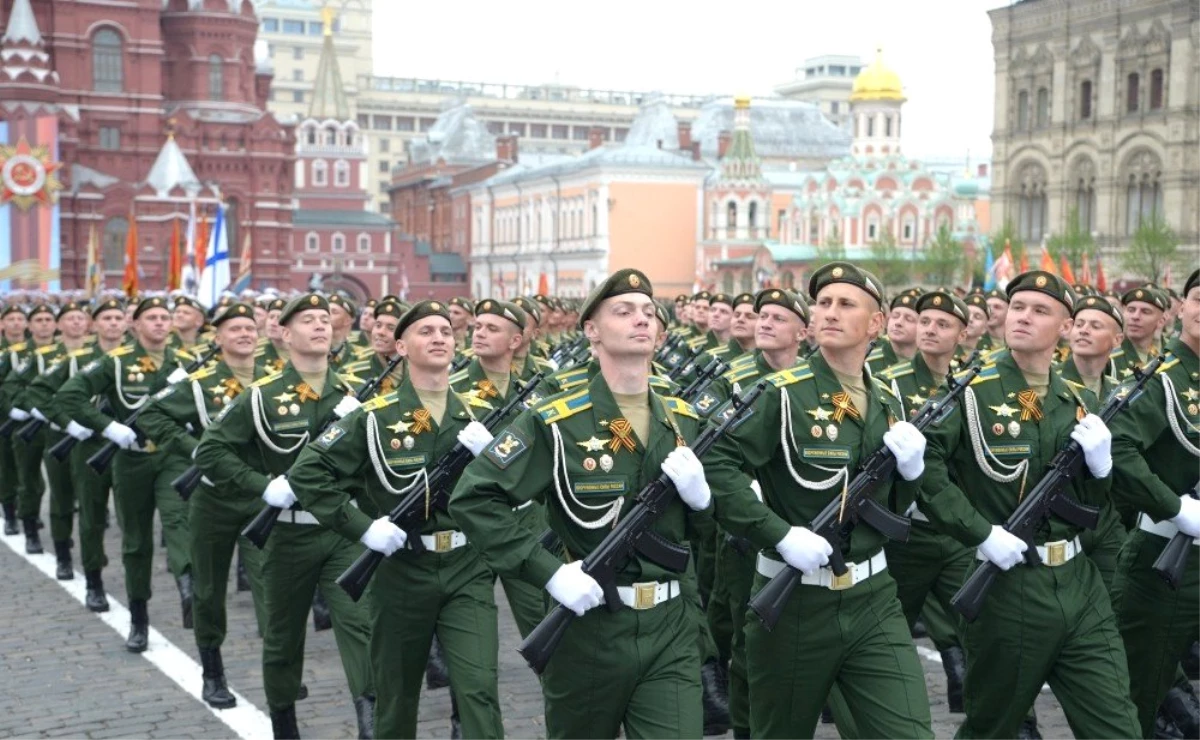 Rusya\'dan Zafer Bayramı\'nda Kızıl Meydan\'da Gövde Gösterisi