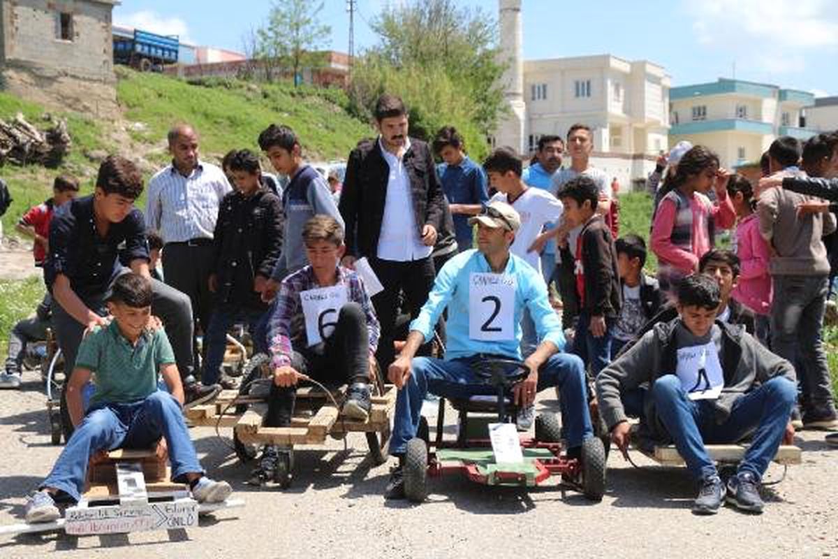 Tahtadan Araba Yapıp, Yarışma Düzenlediler