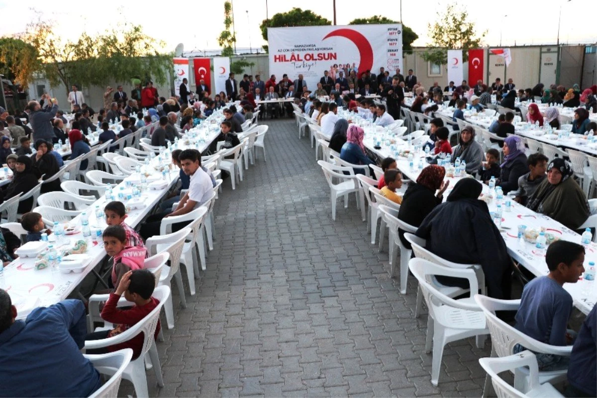 Türk Kızılayı\'ndan Suriyeli Mültecilere İftar Yemeği