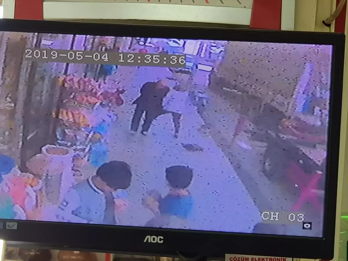 Üçüncü Kattan Düşen Saksıdan Saniyelerle Kurtuldu