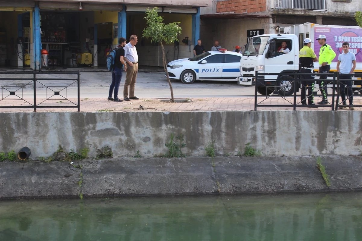 Adana\'da İki Otomobil Sulama Kanalına Düştü: 1 Ölü, 2 Yaralı