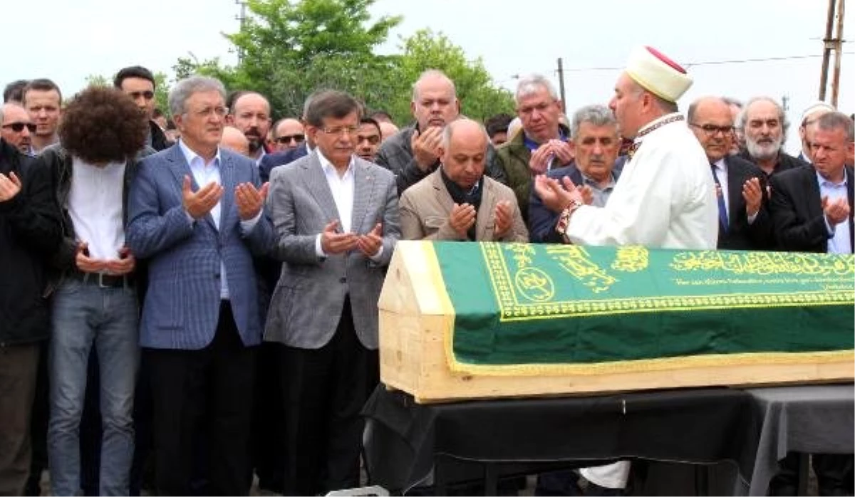 Ahmet Davutoğlu, AK Parti\'li Eski Vekilin Babasının Cenazesine Katıldı