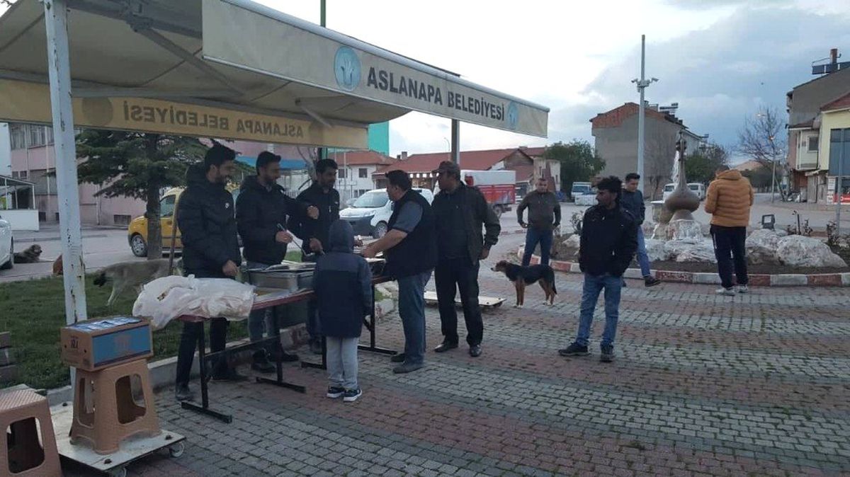 Aslanapa\'da Her Gün 100 Kişiye İftar Yemeği