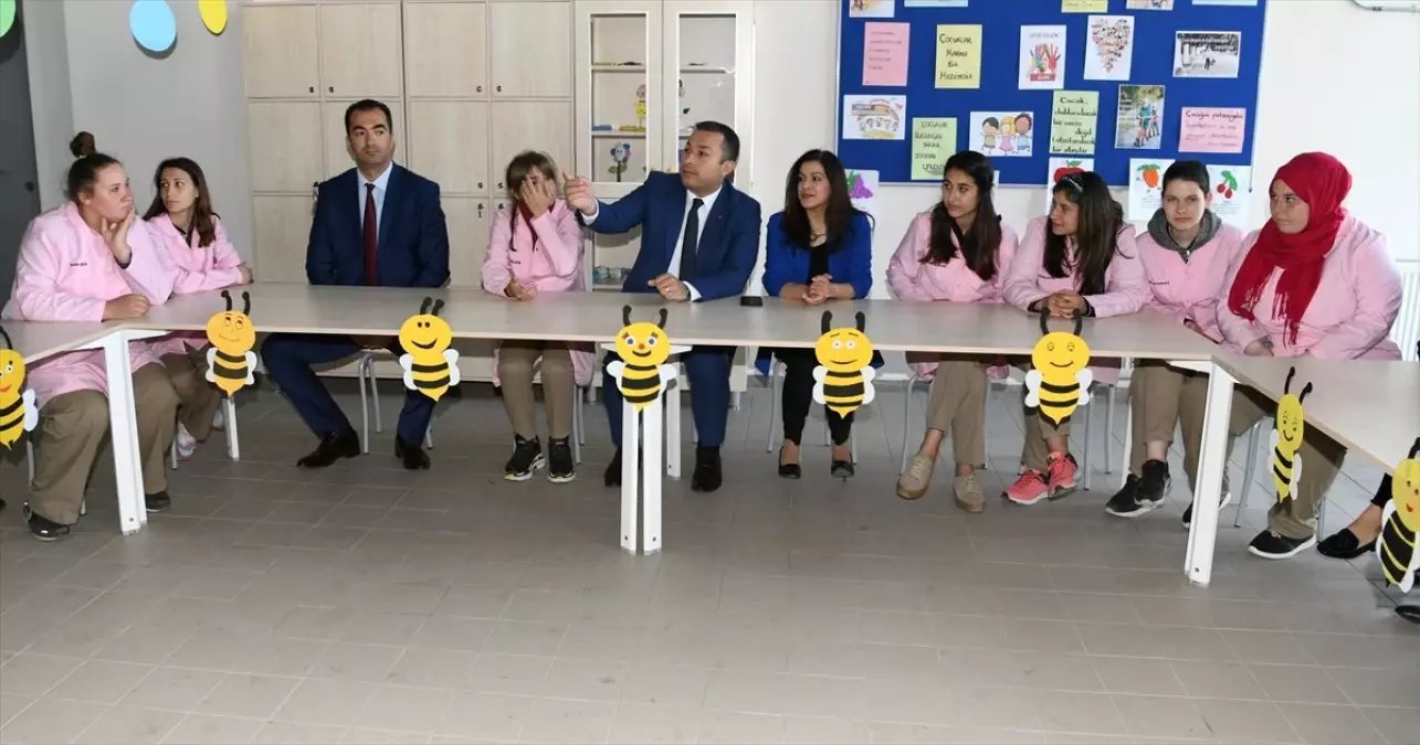 Atıklardan Yaptıkları Kağıtlarla Resim Sergisi Açacaklar