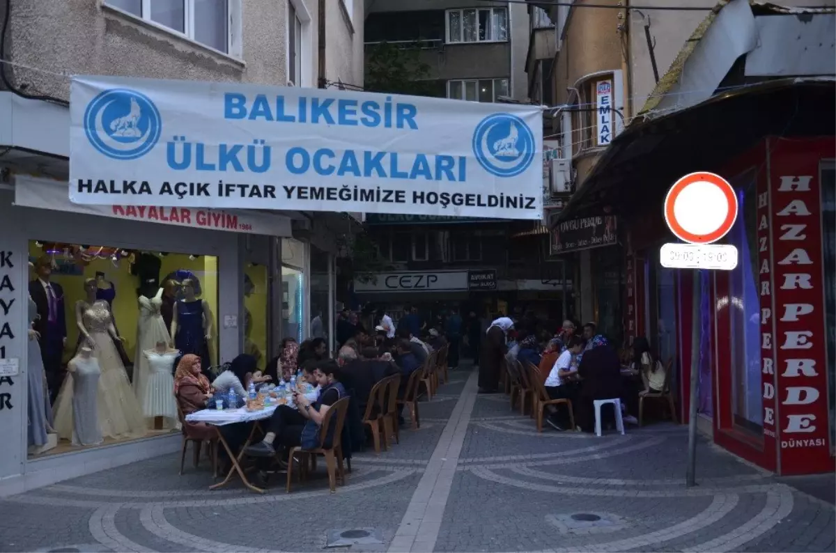 Balıkesir Ülkü Ocaklarından Sokak İftarı