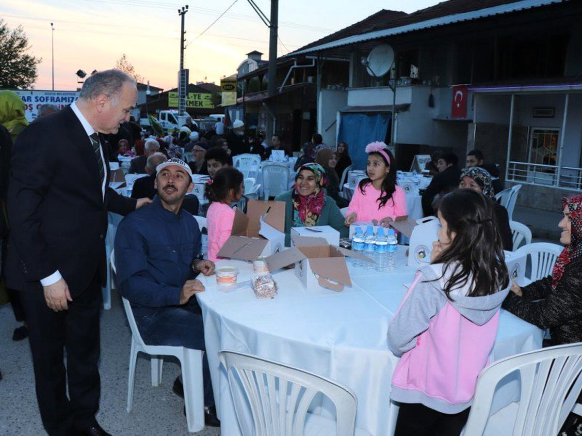 Başkan Özlü 2 Bin Kişi ile İftarını Açtı