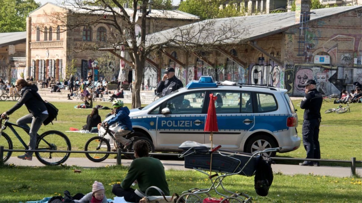 Berlin\'de Bir Parkta Uyuşturucu Satıcıları İçin Özel Alanlar Belirlendi