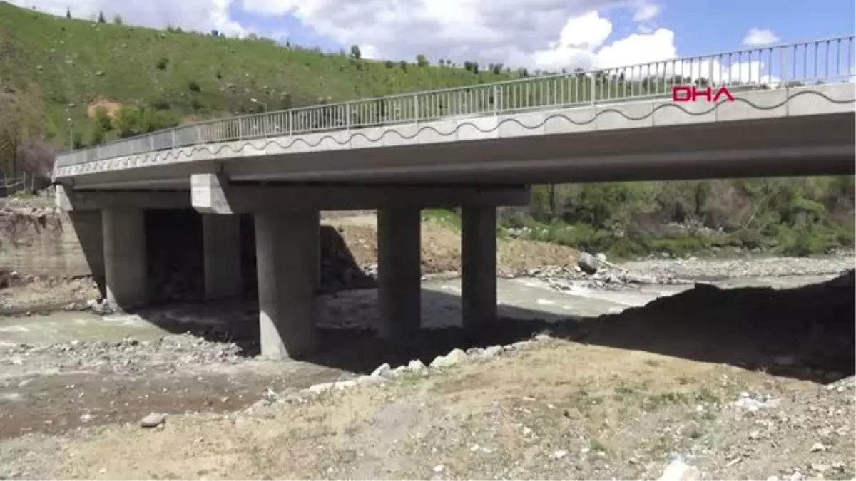 Bingöl Boğulan 2 Genç Kızın Okulunda, Birlikte Oturdukları Sıraya Karanfiller Bırakıldı