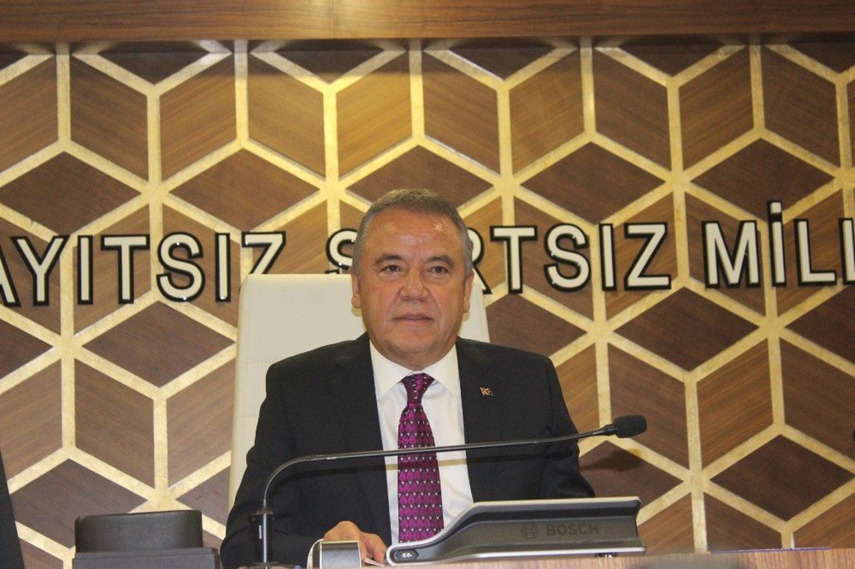 Böcek," Su ve Ekmekle Siyaset Yapmayız"