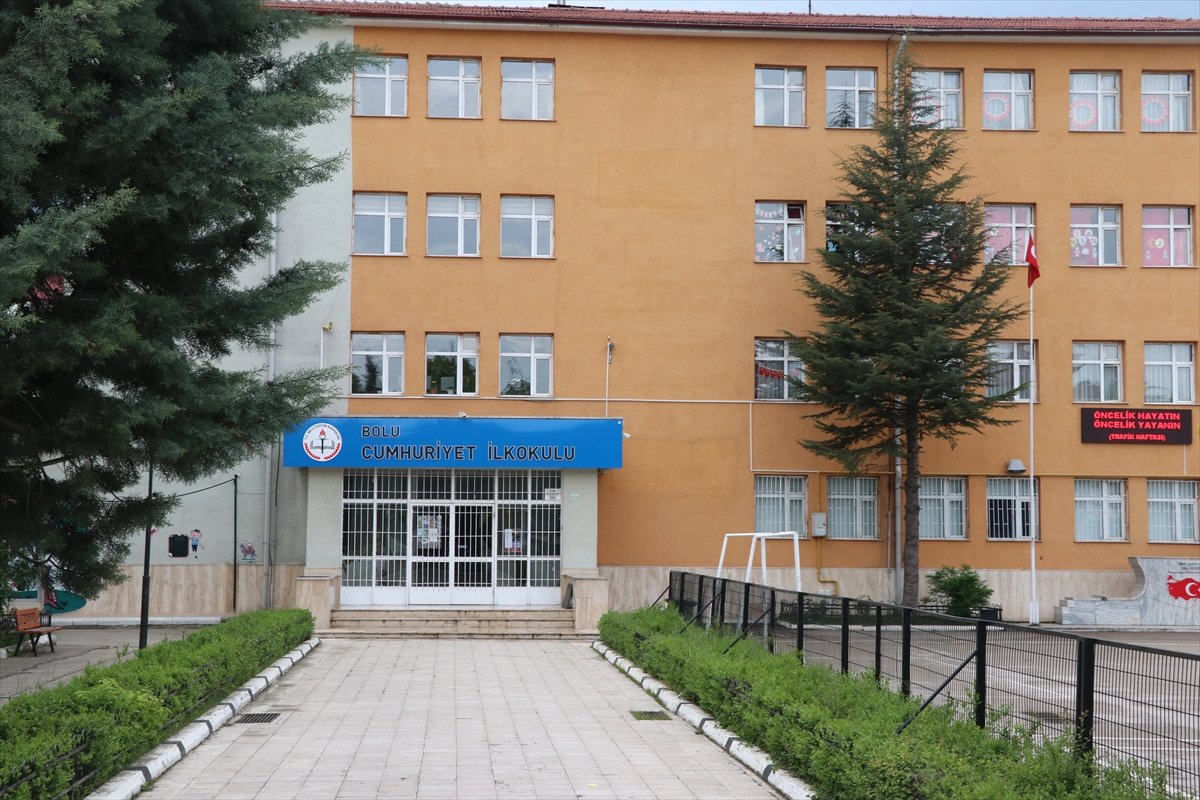 Bolu\'da Öğrencisine Vuran Öğretmen Hakkında Soruşturma