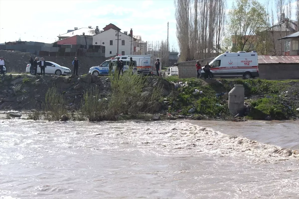 Dereye Düşen İki Çobandan Biri Hayatını Kaybetti