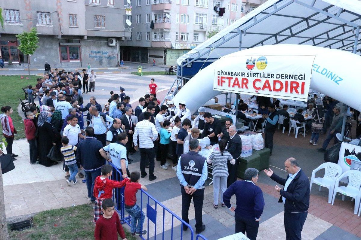Diyarbakır Siirtliler Derneği\'nden 2 Bin Kişilik İftar Çadırı