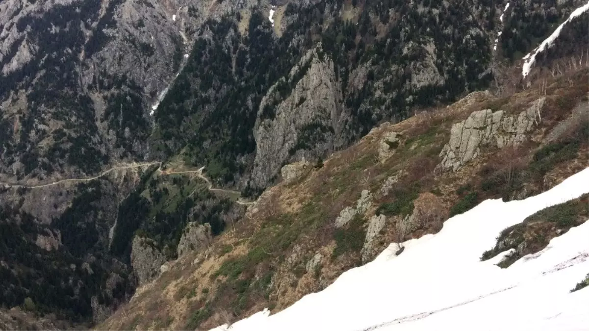 Dünyanın En Tehlikeli Yolunda Çekim Yapan Aa Muhabiri Uçurumdan Yuvarlandı