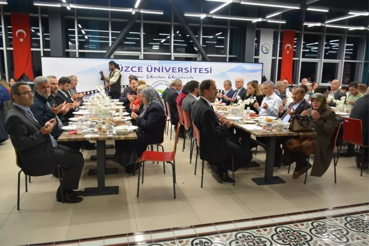 Düzce Üniversitesi Ailesi İftar Yemeğinde Bir Araya Geldi