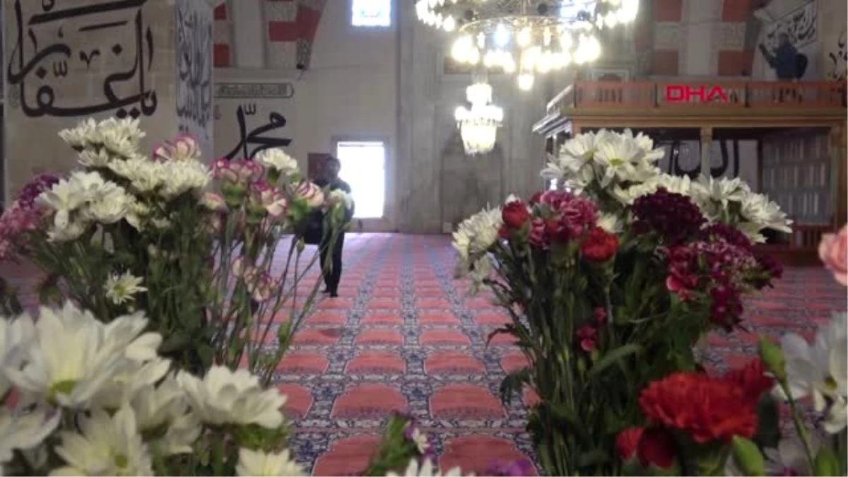 Edirne Eski Cami Çiçeklerle Donatıldı, Kılıçlı Hutbe Verildi