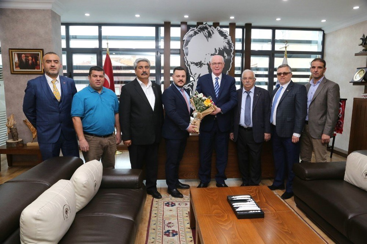 Eskişehir Bakkal ve Bayiler Esnaf Odası\'ndan Başkan Kazım Kurt\'a Tebrik Ziyareti