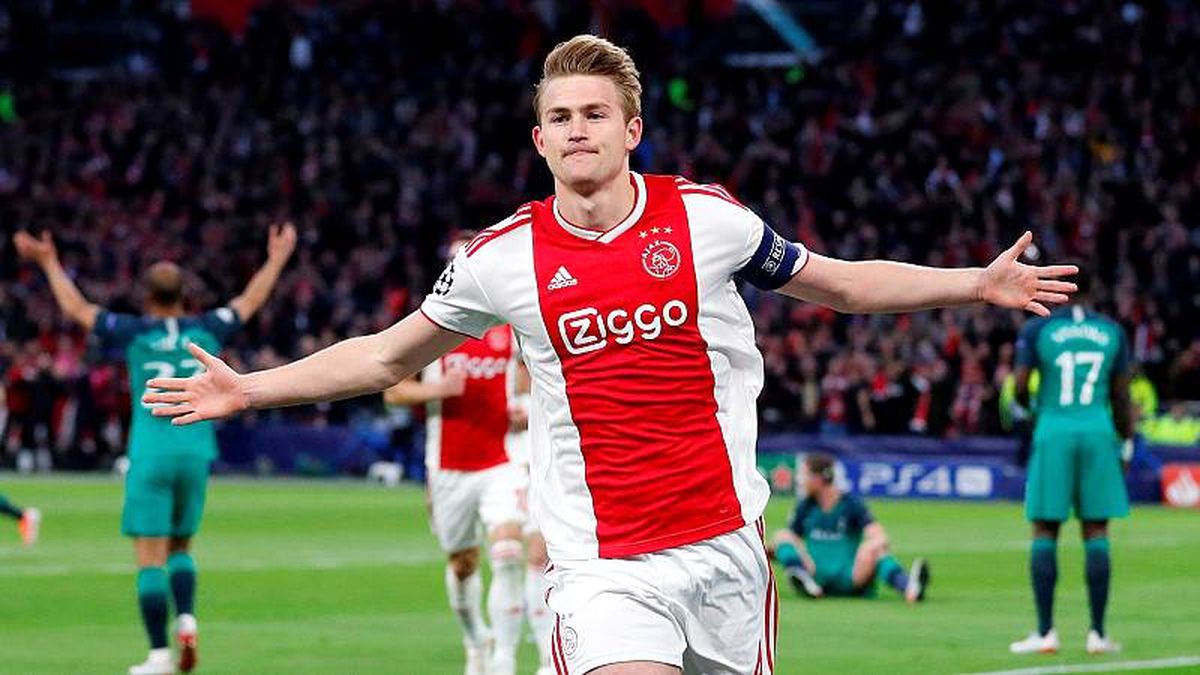 Hastayım Deyip Londra\'ya Ajax Maçını İzlemeye Giden Futbolcunun Sözleşmesi Feshedildi