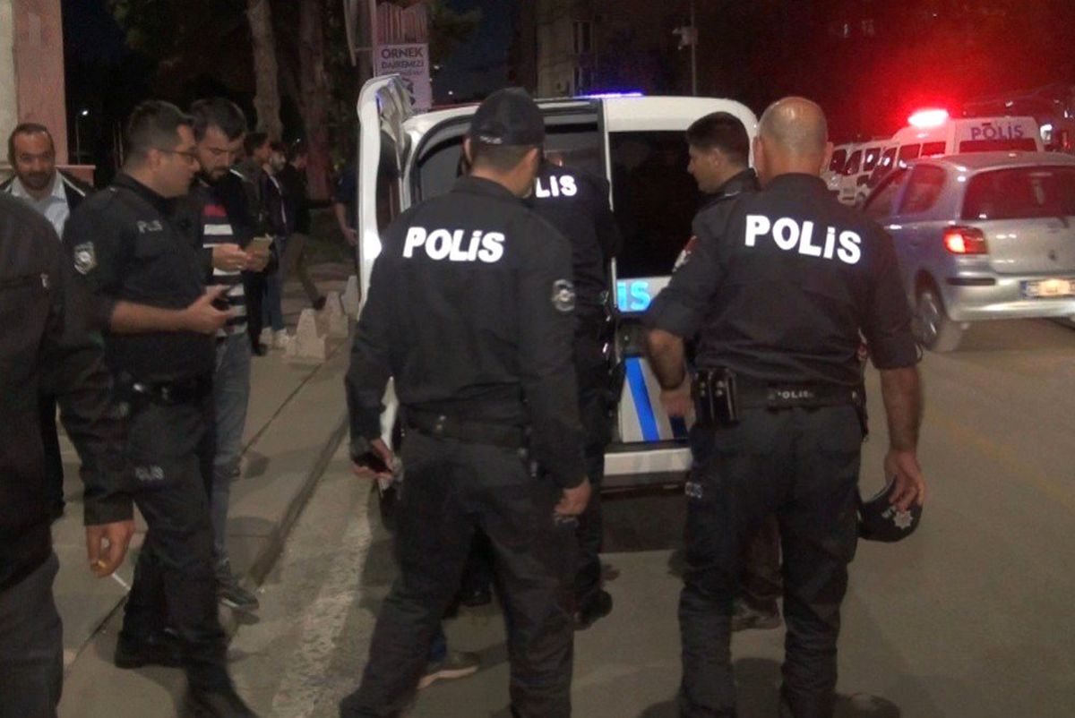 İş İçin, Kendini Zincirledi