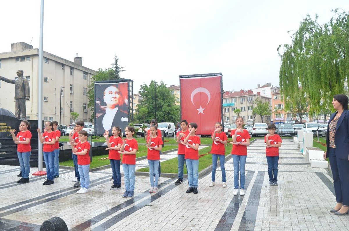 İşaret Diliyle İstiklal Marşı Okudular