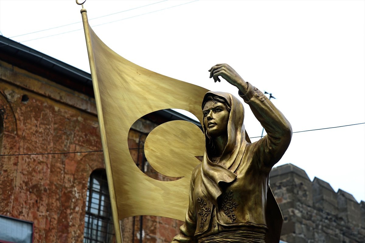 Kadınlar Çarşısı Yeni Heykeline Kavuştu