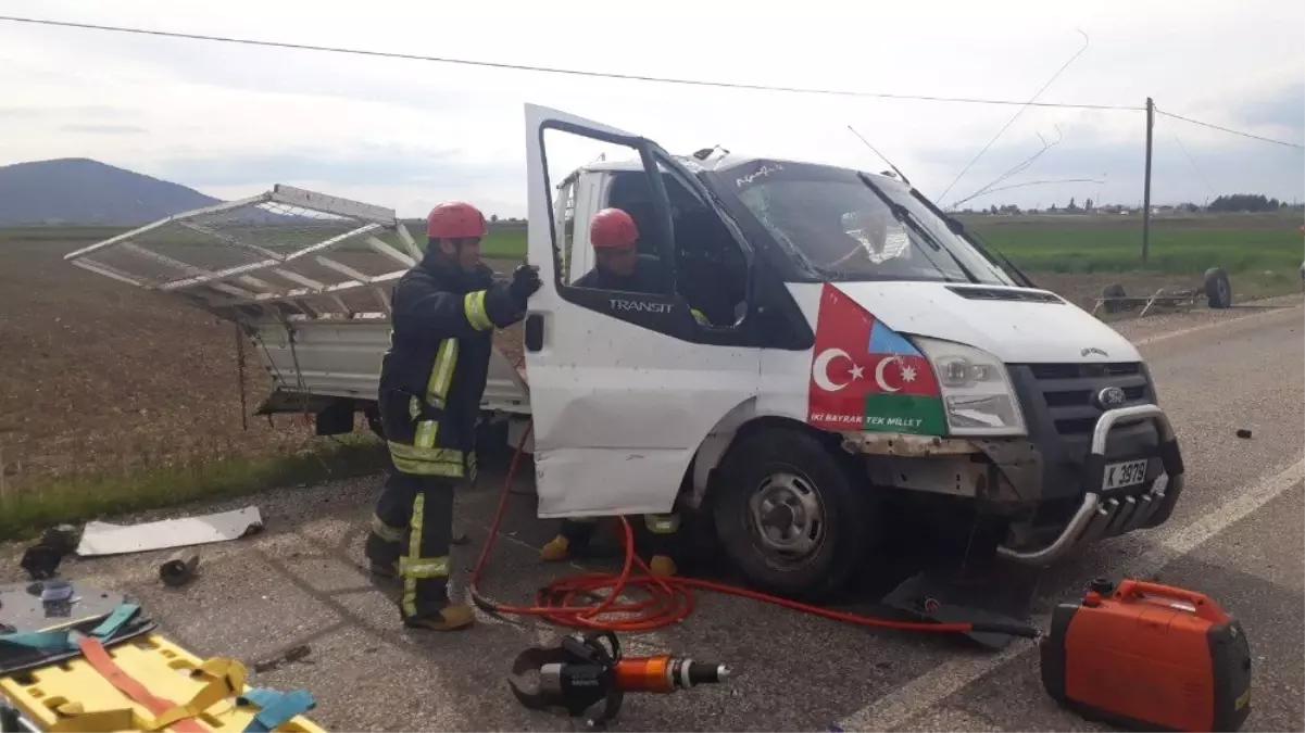 Kamyonet ile Otomobil Kafa Kafaya Çarpıştı: 3 Yaralı