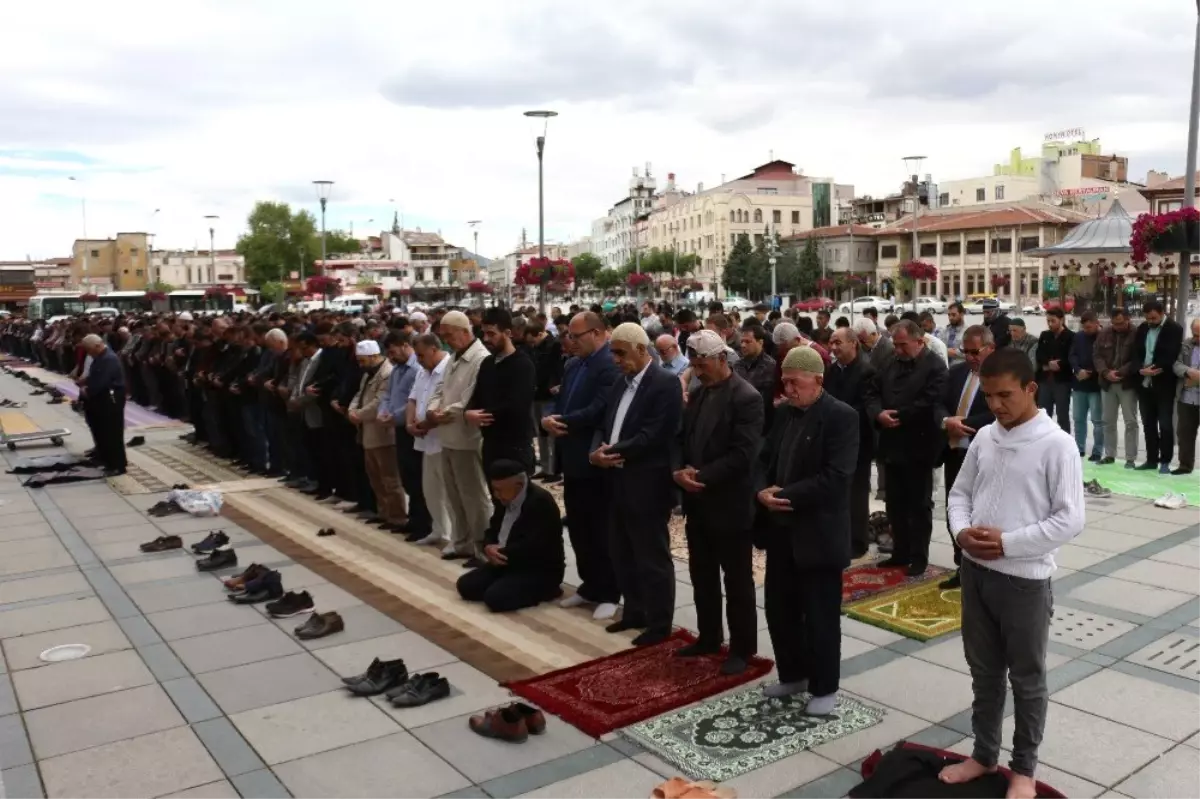 Konya\'da Ramazan\'ın İlk Cuma Namazında Camiler Doldu Taştı