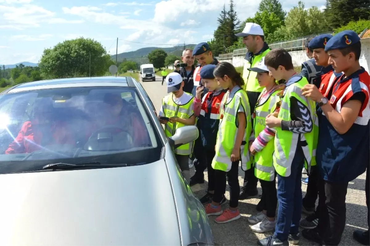 Minikler Polis ve Jandarma Gibi Araçları Durdurdu