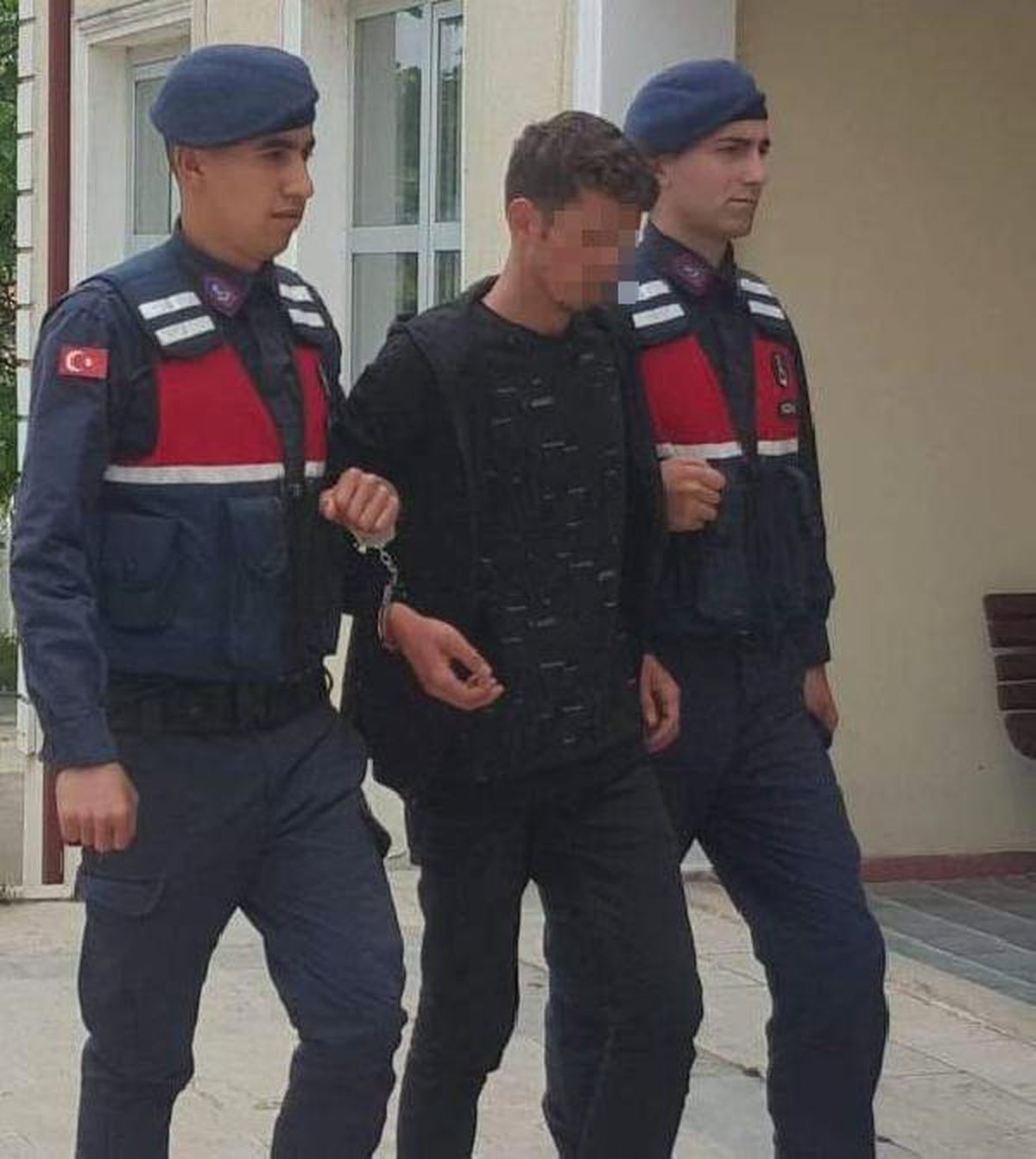 Okullardan Para ve Bilgisayar Çalan Hırsız Yakalandı