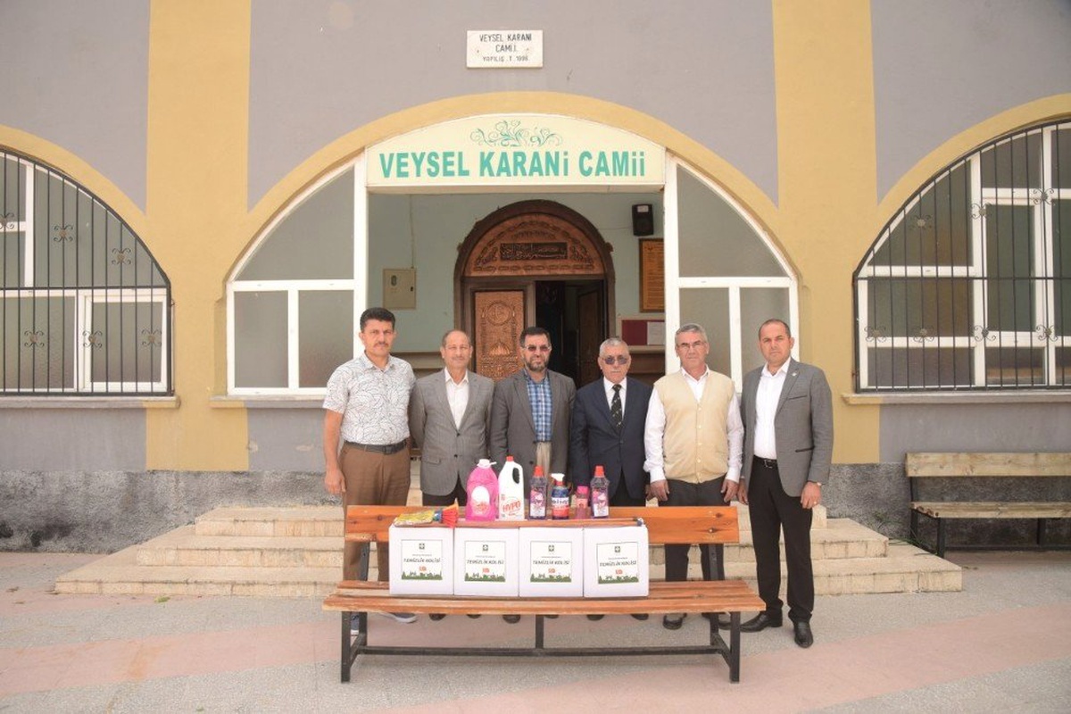 Osmaniye\'de Camilere Temizlik Malzemesi Dağıtılıyor