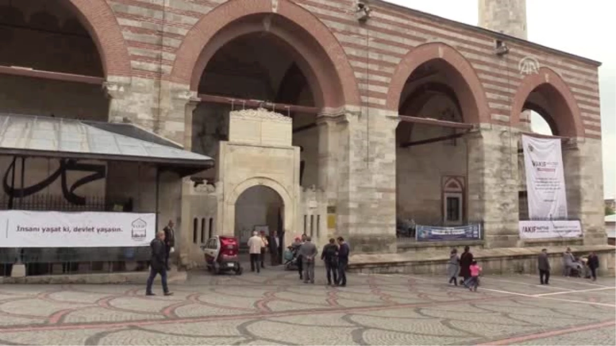 Osmanlı Geleneği Gereği Eski Cami Çiçeklerle Donatıldı