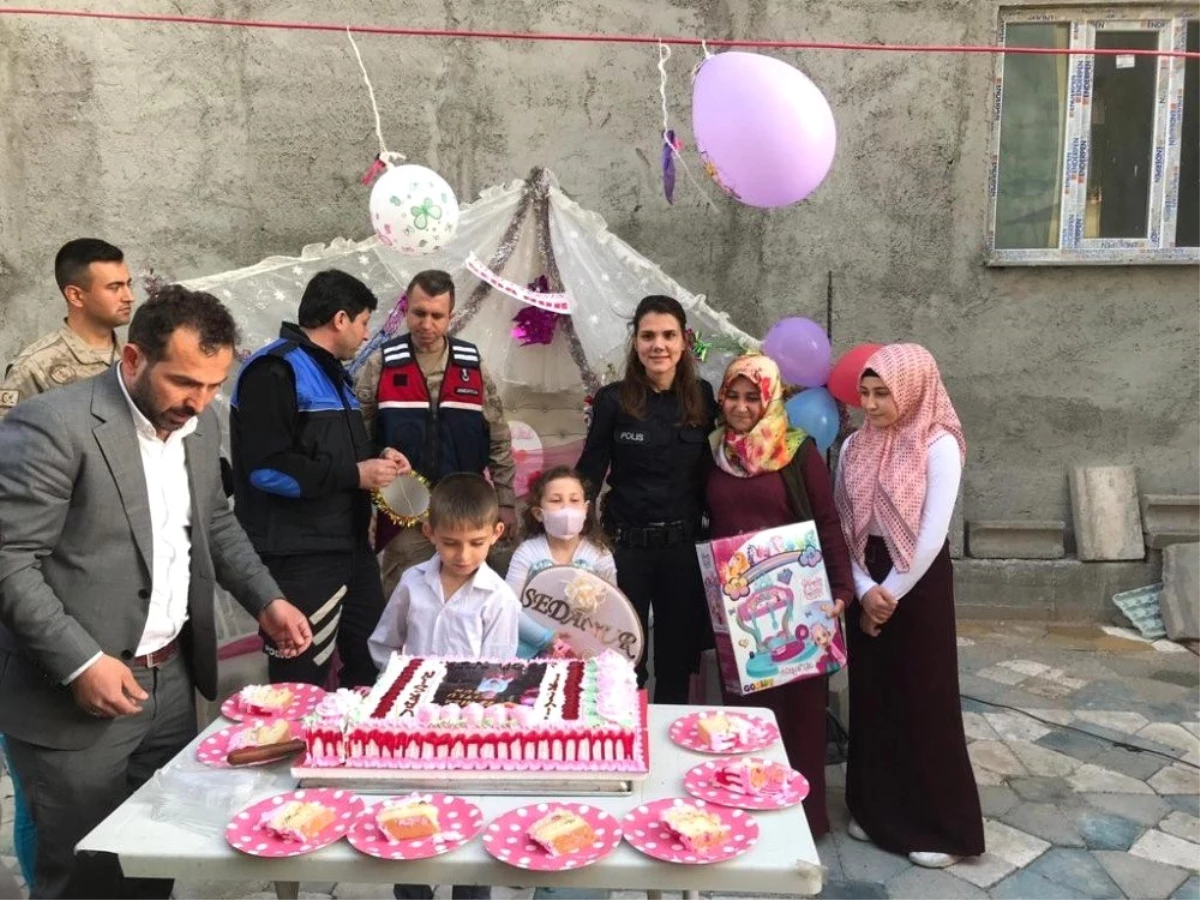 Polis ve Askerlerden Lösemi Hastası Küçük Kıza Sürpriz Doğum Günü