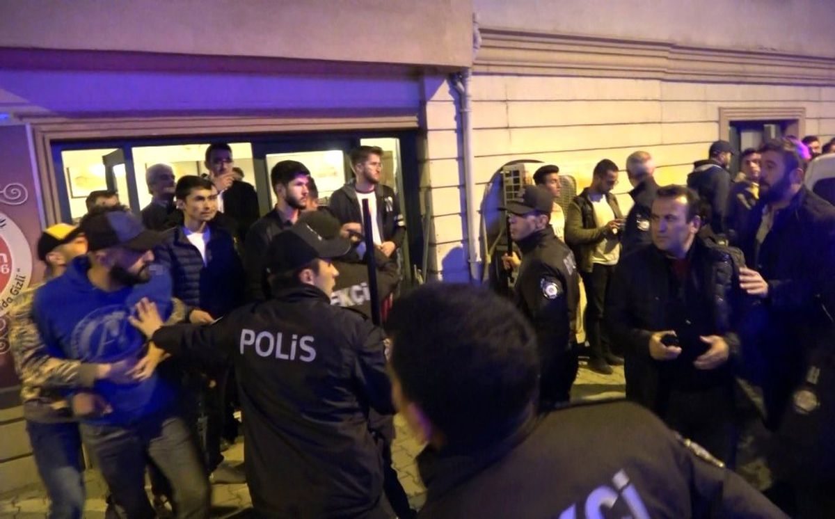 Rehin Aldığı Kız Arkadaşlarını Darp Etti