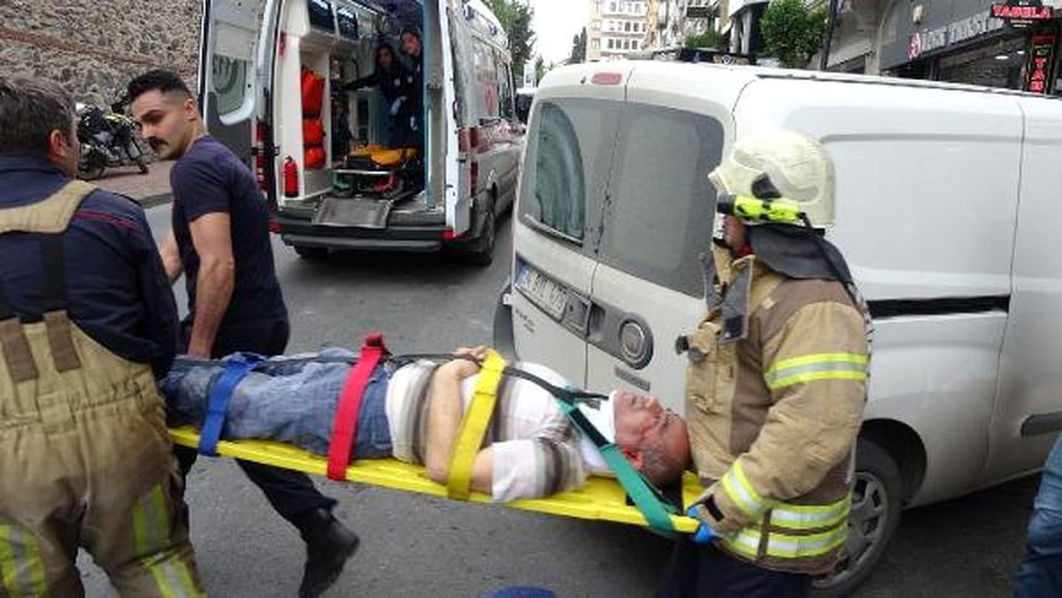 Şişli\'de Başı Asansöre Sıkışan İşçiyi İtfaiye Kurtardı