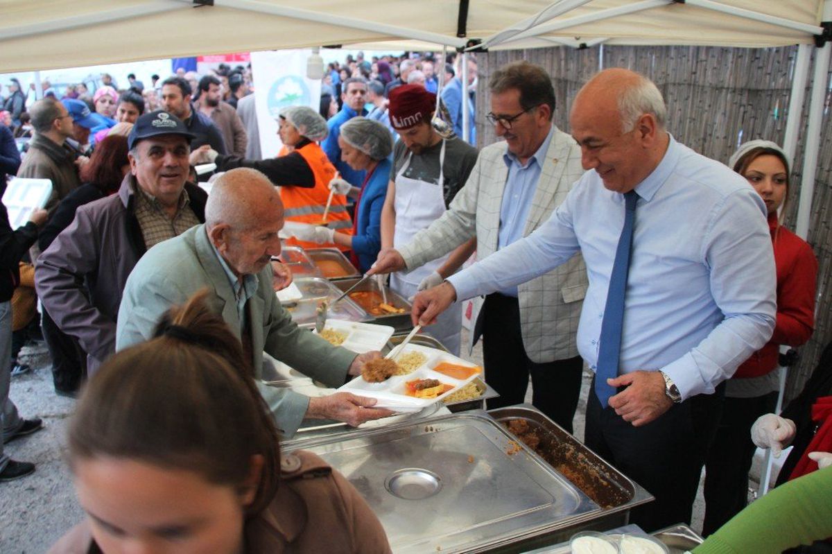 Söke Belediyesinin İftar Sofrasına Yoğun İlgi