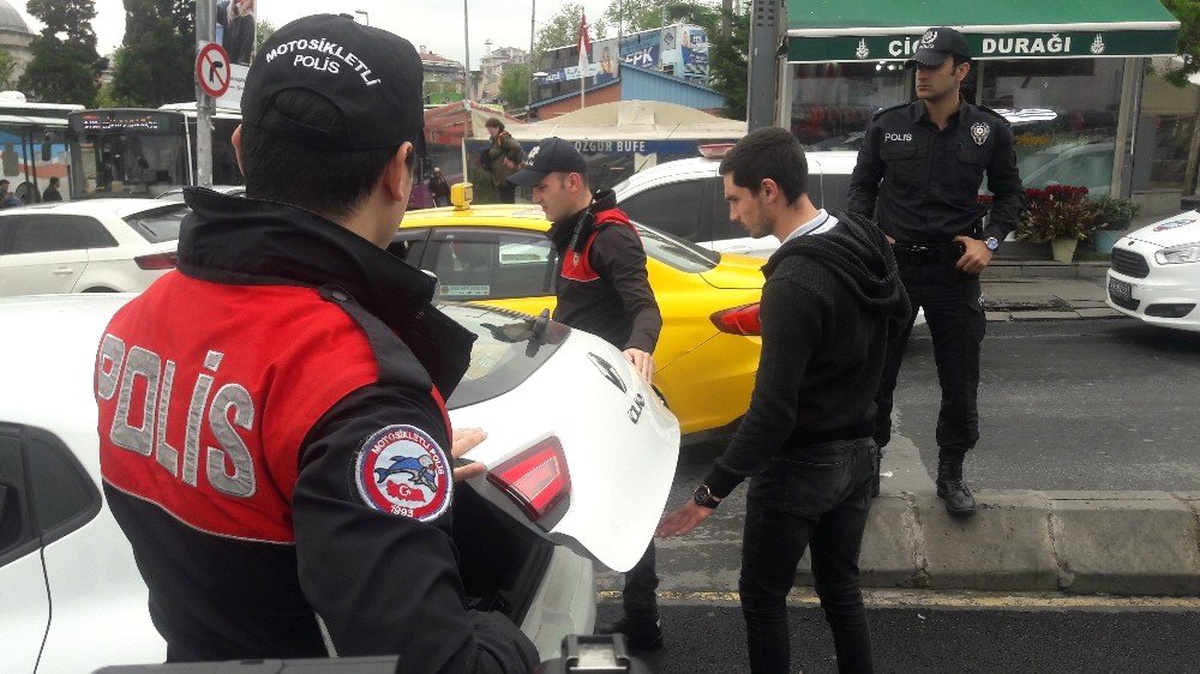 Taksim\'de Yapılan Asayiş Uygulamasında Aracı Bağlanan Sürücüden İlginç Tepki