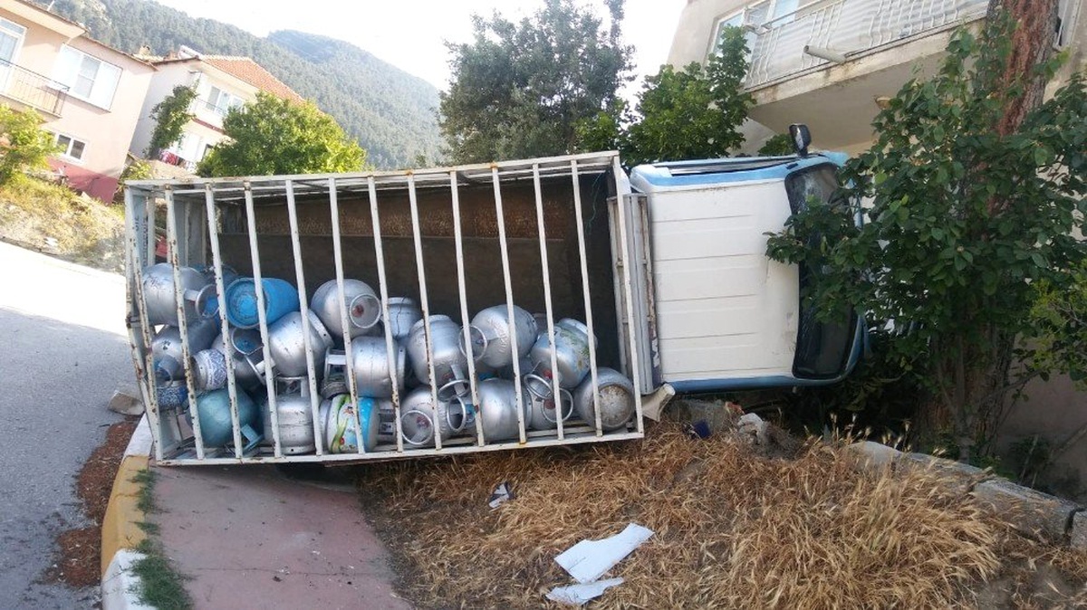 Tüp Dolu Kamyonet Yokuş Aşağı Kaçtı, Sürücü Peşinden Kovaladı