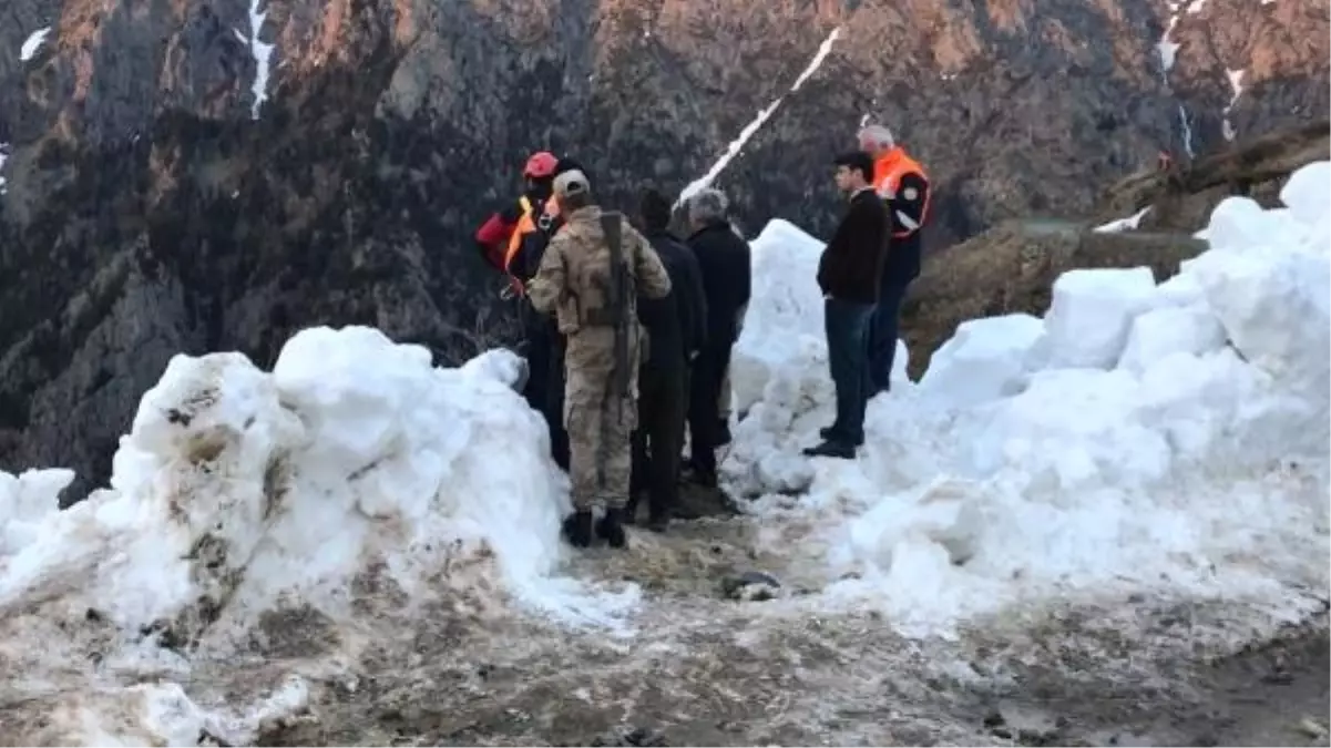 Uçurumdan Düşen Aa Muhabiri Aranıyor (3)