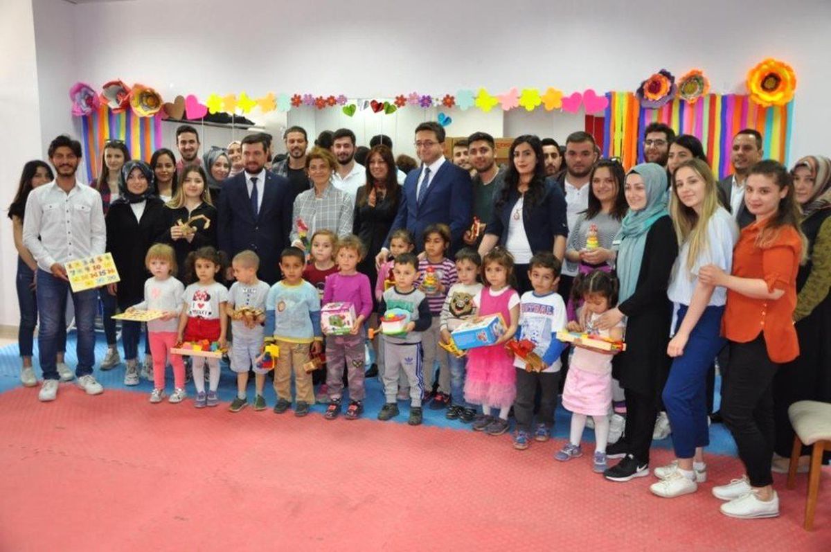 Üniversite Öğrencilerinden Oyuncak Kütüphanesi\'ne Bağış