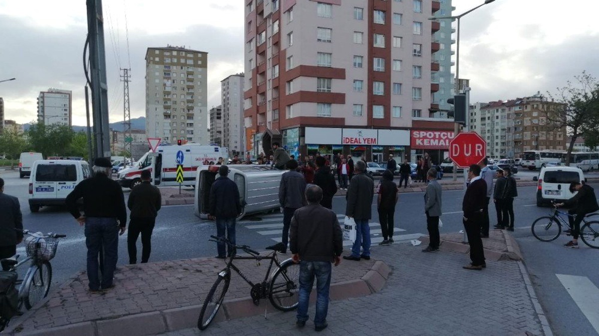 Vatandaşlar Yan Yatan Kamyonetten Yaralıları Böyle Çıkardı