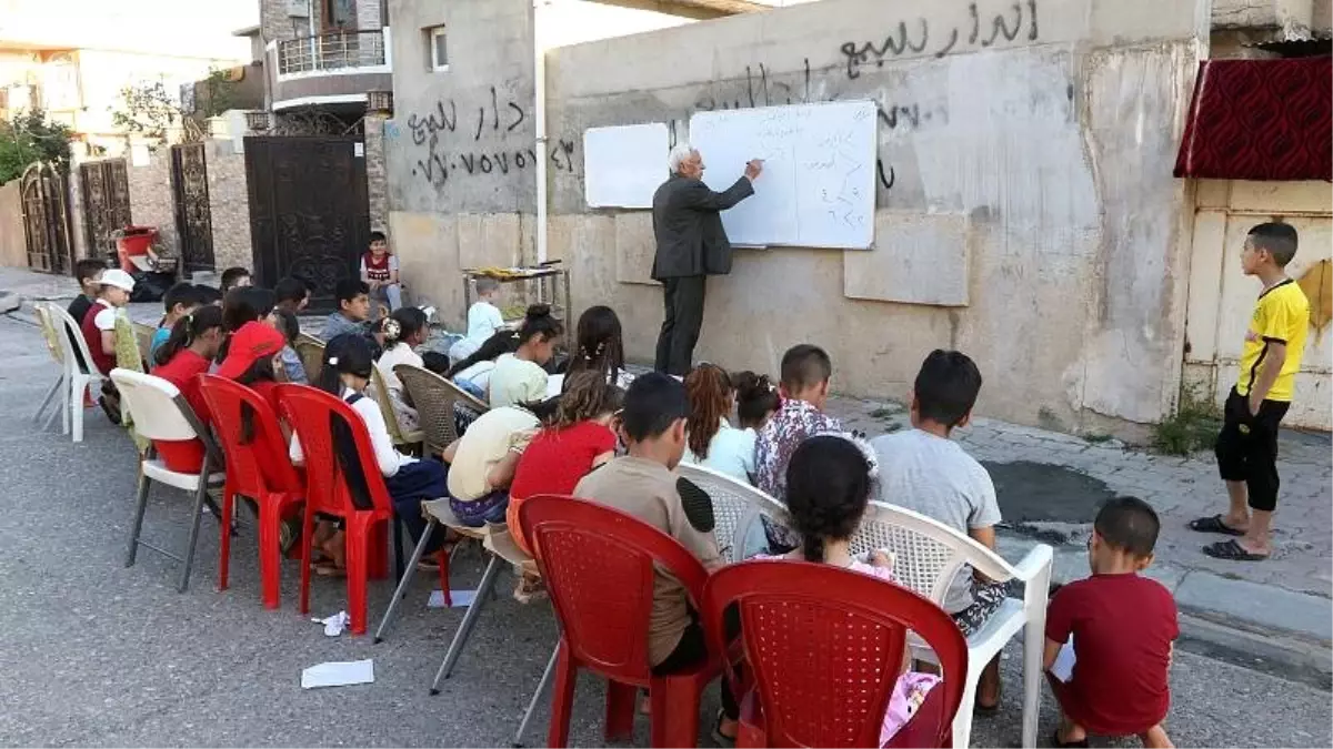 Video | Emekli Öğretmen, Çocukları Bilgisayar Oyunlarından Uzak Tutmak İçin Sokakta Derslik Açtı