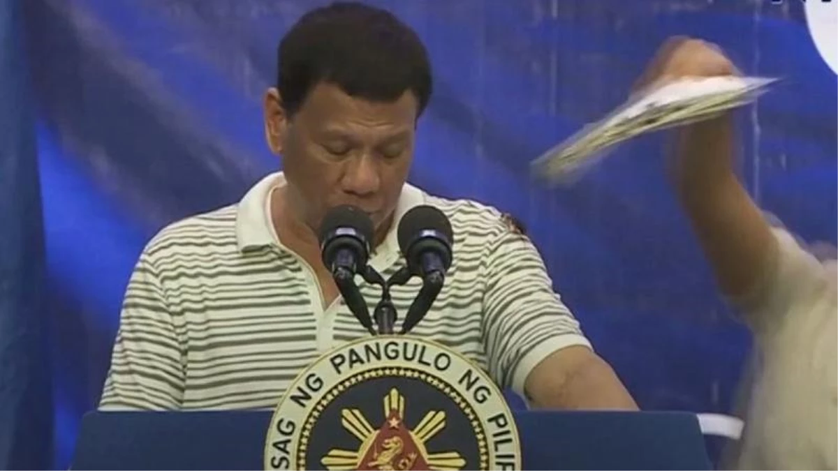 Video | Filipinler Devlet Başkanı Duterte\'nin Hamam Böceği ile İmtihanı