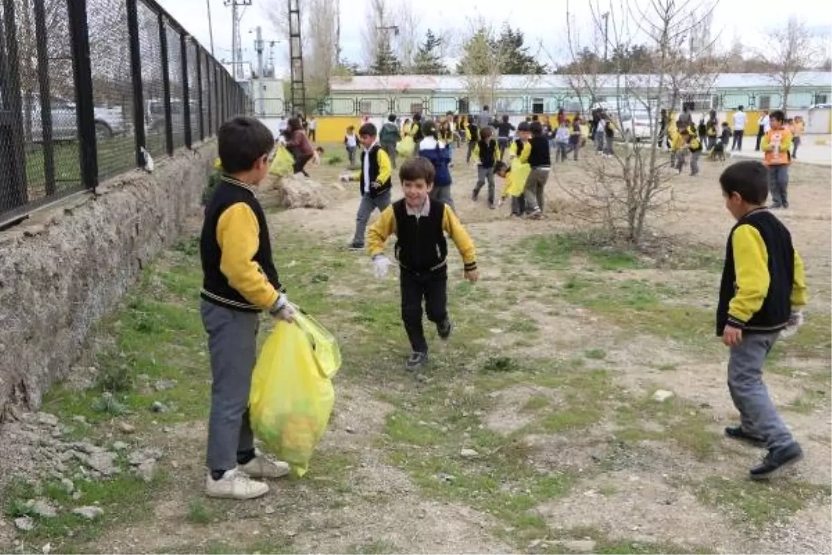 Yüksekova\'da Öğrenciler Daha Temiz Çevre İçin Çöp Topladı